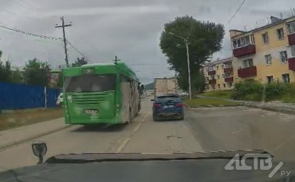 Зелёный автобус промчался по встречке в Южно-Сахалинске