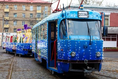 Городской транспорт украсили в преддверии Нового года