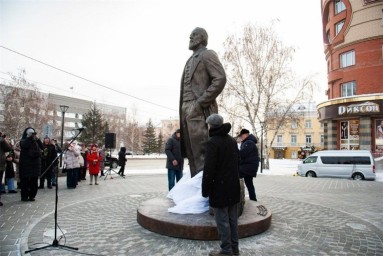 Бронзовый Федор Достоевский появился в Барнауле