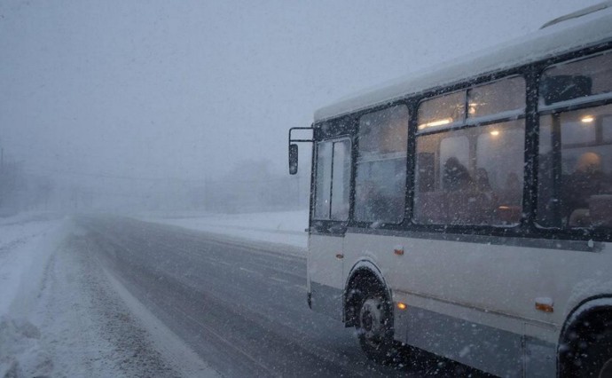 Циклон держит Охинский округ: дороги закрыты, автобусы в Ноглики выйдут 18 декабря