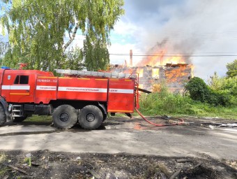 Появились новые фото с места пожара на улице Молодежной в Пензе
