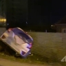 Автомобиль улетел после столкновения в забор в Южно-Сахалинске