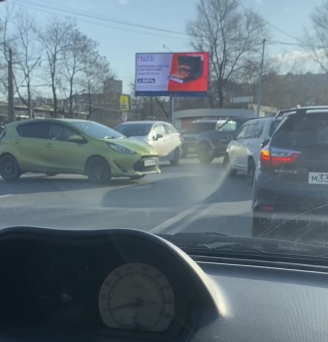 «Двойная сплошная для красоты»: во Владивостоке иностранец за рулем творит свои правила