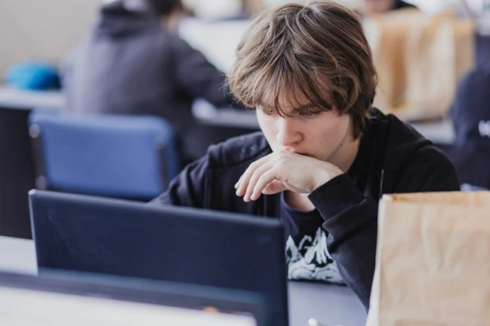 Александр Беглов: Школьник из Петербурга стал абсолютным победителем Всероссийской олимпиады по ИИ Александр Беглов: Школьник из Петербурга стал абсолютным победителем Всероссийской олимпиады по ИИ