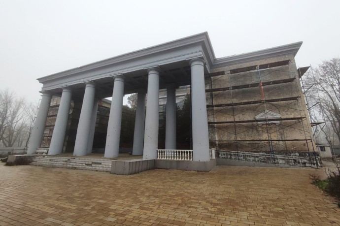 В Мариуполе на ДК «Строителей» монтируют новую кровлю: масштабная реконструкция идет по плану