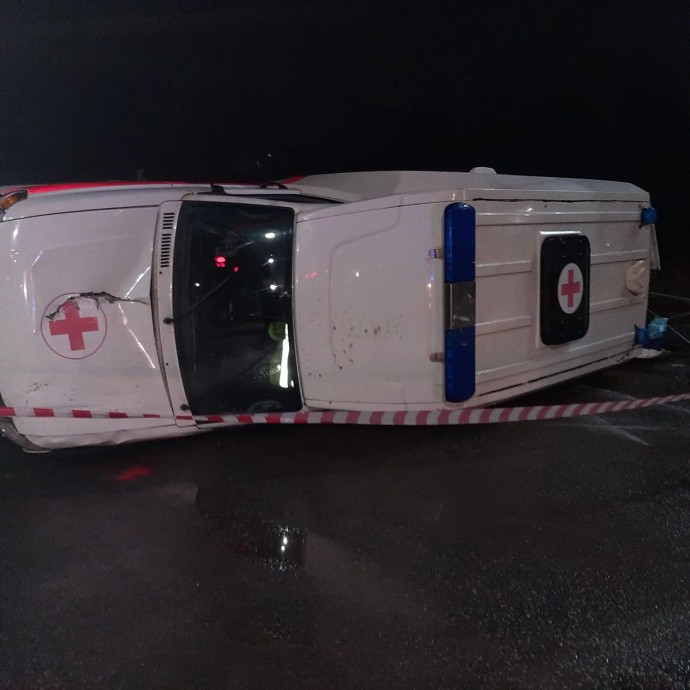 В Крестецком округе машина скорой помощи с роженицей попала в аварию