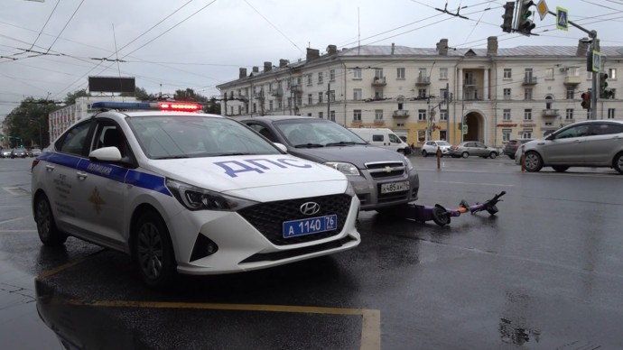 В Ярославле водитель иномарки сбил женщину на электросамокате