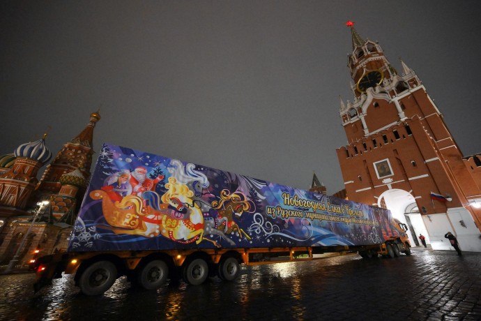 В Москву приехала главная елка страны В Москву приехала главная елка страны