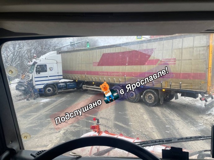 ДТП с фурой на Полушкиной роще в Ярославле перекрыло дорогу