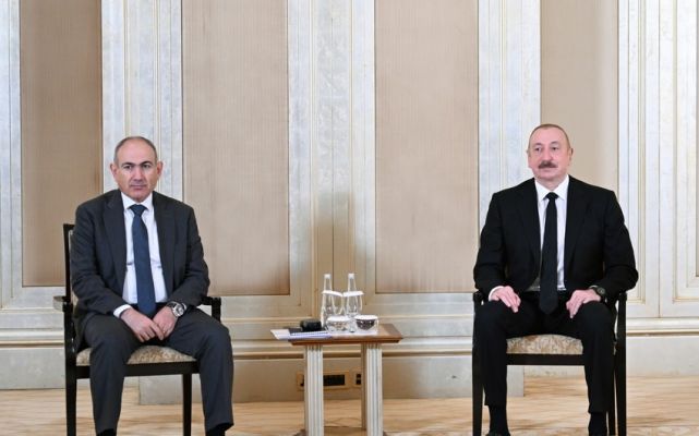 Алиев и Пашинян договорились продолжить диалог