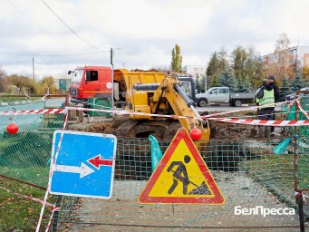В Строителе меняют полностью изношенный канализационный коллектор