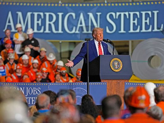 Трамп пообещал вернуть золотой век сталелитейной промышленности США