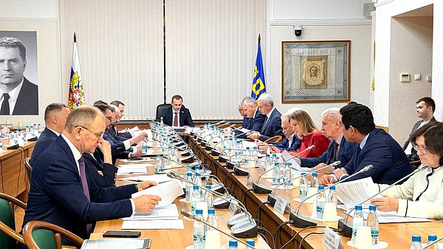 Комитет по охране здоровья рекомендовал ГД принять во втором чтении законопроект о запрете продажи вейпов на остановках