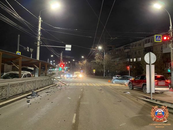 В Иркутске в тройном ДТП пострадали два человека В Иркутске в тройном ДТП пострадали два человека