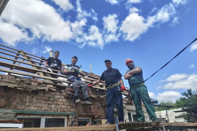 Более пятисот домов отремонтировали волонтеры РПЦ в наиболее разрушенных городах Донбасса Более пятисот домов отремонтировали волонтеры РПЦ в наиболее разрушенных городах Донбасса