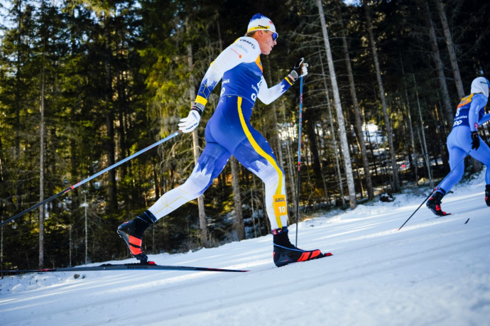 Шведский лыжник Ангер прокомментировал появление российских флагов у болельщиков на "Тур де Ски" Шведский лыжник Ангер прокомментировал появление российских флагов у болельщиков на "Тур де Ски"