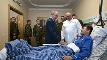 Путин навестил раненых в Центральном военном госпитале