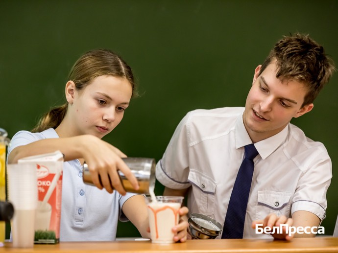 Белгородские школьники научились управляться с шейкерами и составлять турмаршруты Белгородские школьники научились управляться с шейкерами и составлять турмаршруты