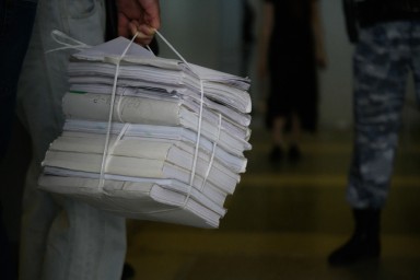 Мать ребенка Алекса Лесли просит суд лишить его родительских прав