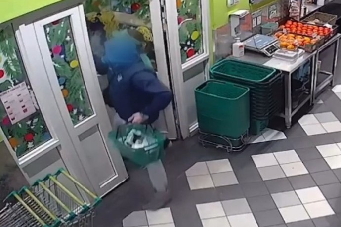 Вор напал с ножом на сотрудников супермаркета в Москве ради корзины продуктов Вор напал с ножом на сотрудников супермаркета в Москве ради корзины продуктов