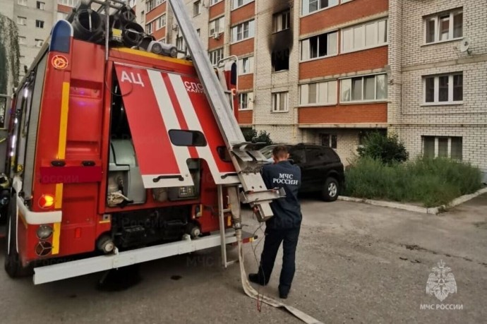 Семнадцать спасателей тушили квартиру в Калуге