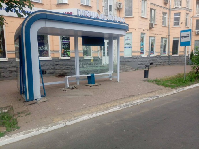 Уехал по-английски: в Астрахани водитель снес остановку и сбежал