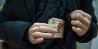 Бизнесвумен из Астрахани обманом продала квартиру своего работника