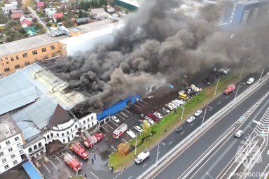 В Пушкино на площади 2500 кв. метров горит предприятие по производству автомобильных масел