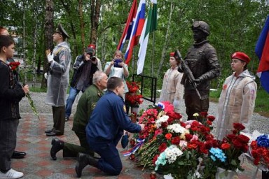 В Тынде открыли памятник воинам, погибшим в спецоперации