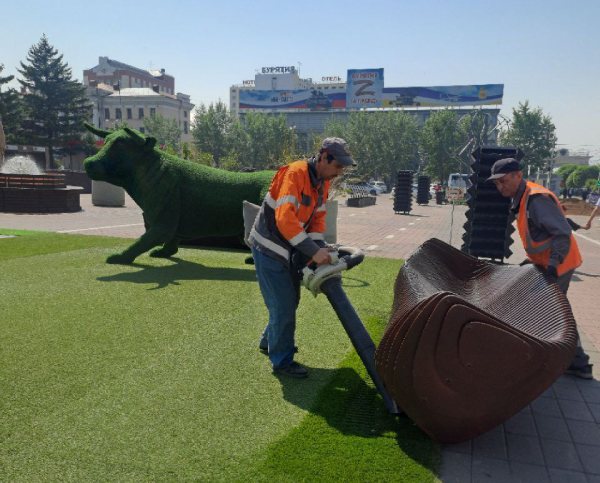 В  центре Улан-Удэ принялись пылесосить газоны с топиариями