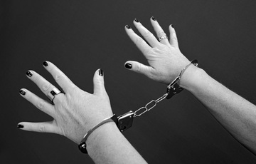 Жительница Сахалина забыла закрыть дверь и стала жертвой соседок
