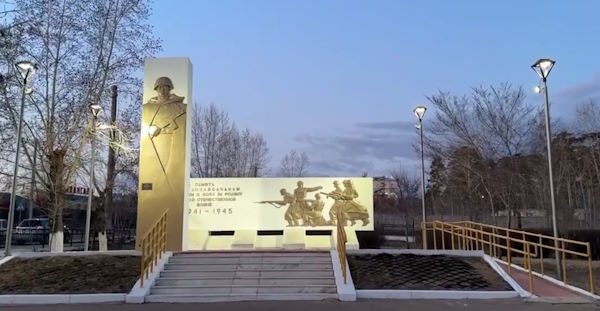 В Улан-Удэ у памятника стеклозаводчанам установили подсветку