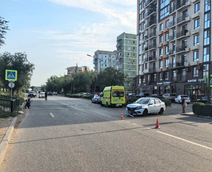 В Астрахани подросток на питбайке оказался под колесами автомобиля