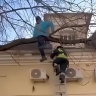 В Москве спасатели сняли с дерева курьера