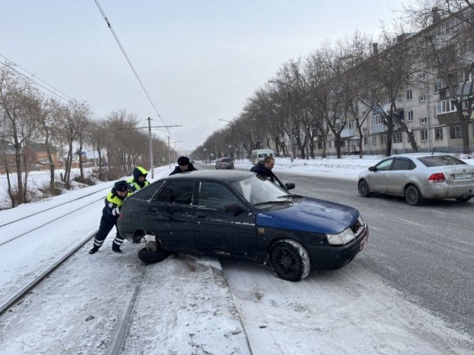 В Магнитогорске сотрудники ГАИ помогли водителю