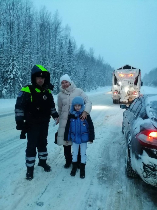 Костромичка с ребенком застряла на костромской трассе в сугробе и не смогла выбраться Костромичка с ребенком застряла на костромской трассе в сугробе и не смогла выбраться