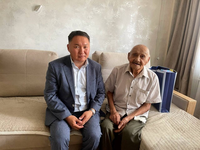 В Улан-Удэ с днём рождения поздравили 98-летнего ветерана войны
