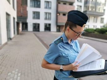 Петербурженке взыскали 300 тысяч рублей за залив квартиры