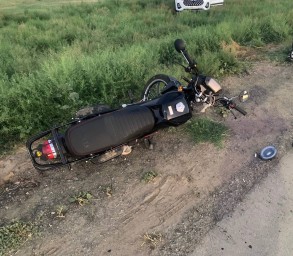 Под Астраханью 15-летняя мотоциклистка оказалась под колесами автомобиля