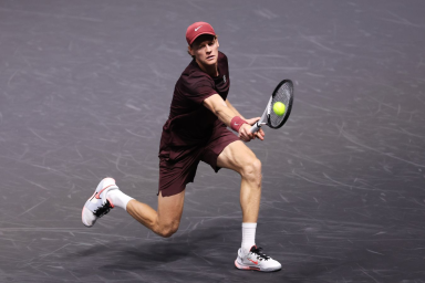 Синнер уверенно обыграл Оже-Альяссима в матче Итогового турнира ATP