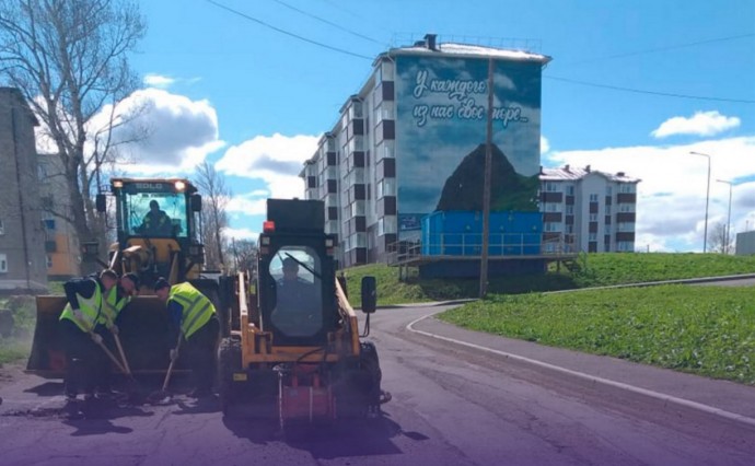 В Александровске-Сахалинском приступили к ямочному ремонту