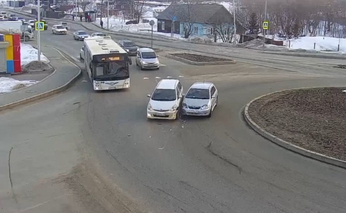 Утром на кольце в Южно-Сахалинске произошло ДТП