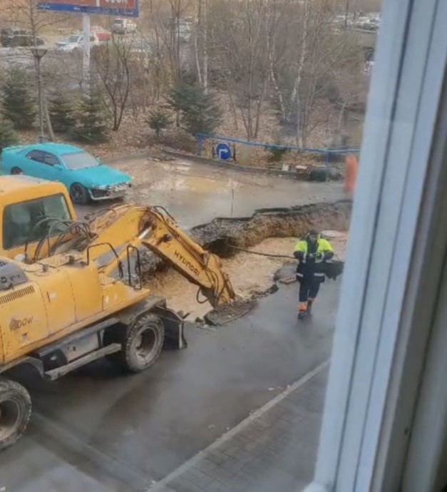 В крупнейшем микрорайоне Владивостока жители топят друг друга из-за прорыва труб В крупнейшем микрорайоне Владивостока жители топят друг друга из-за прорыва труб