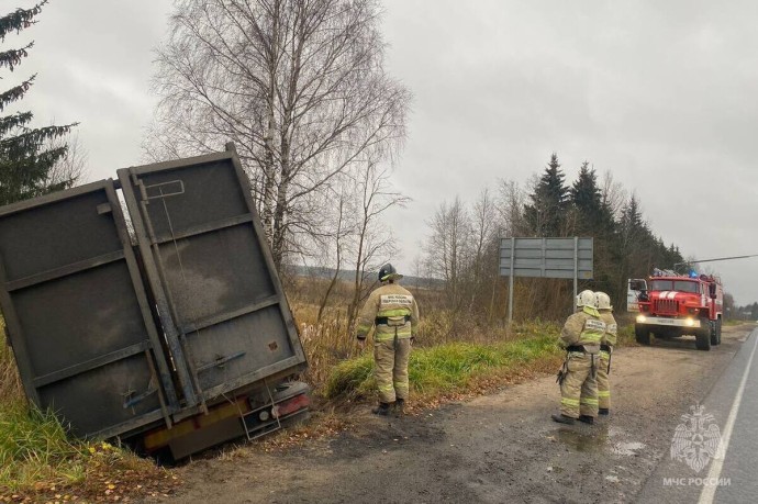 Водитель грузовика вылетел с трассы в Тверской области: на месте работали спасатели