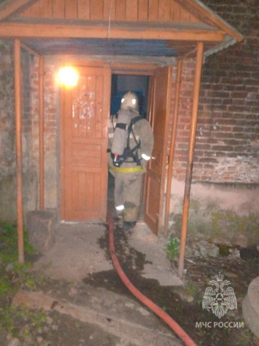 В Дмитриеве пожарные спасли пьяного мужчину из горящей квартиры
