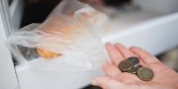 16-летний астраханец с ножом напал на прохожего из-за зарядного устройства