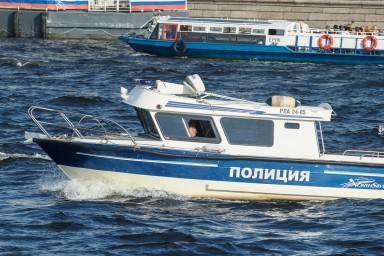 Теплоход «Чародейка» столкнулся с мостом Белинского в Санкт-Петербурге