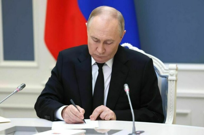 Путин поручил подготовить предложения по финансированию обновления энергоинфраструктуры Путин поручил подготовить предложения по финансированию обновления энергоинфраструктуры