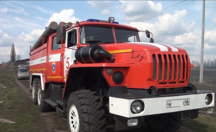В Курске ночью загорелся автомобиль на улице Радищева