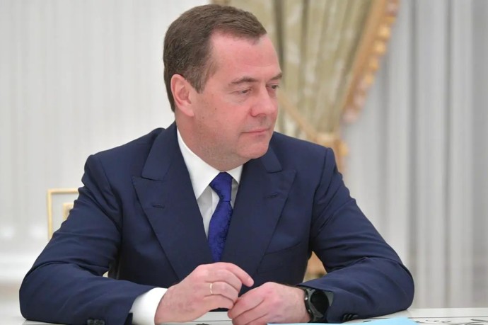 Медведев объяснил переход захваченного танкера под российский флаг